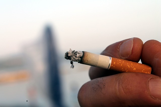 zapálená cigareta